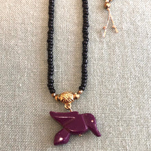 Charger l'image dans la galerie, Gros plan sur le pendentif animal oiseau violet.