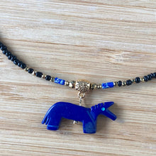 Charger l'image dans la galerie, Gros plan pendentif cheval indigo et petites perles en hématite dorées et rocaille noire