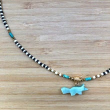 Charger l'image dans la galerie, Gros plan pendentif petit animal pierre semi précieuse représentant un renard jade.