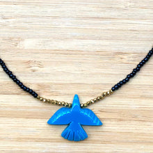 Charger l'image dans la galerie, Gros plan pendentif aigle bleu et petites perles en hématite dorees et rocaille noire