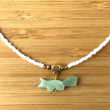 Charger l'image dans la galerie, Gros plan pendentif petit animal pierre semi précieuse représentant un renard jade.