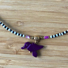 Charger l'image dans la galerie, Gros plan pendentif petit animal pierre semi précieuse représentant un oiseau violet.