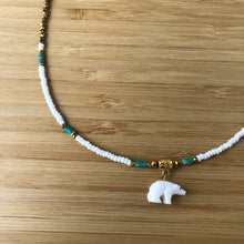 Charger l'image dans la galerie, Gros plan pendentif petit animal pierre semi précieuse représentant un ours blanc.