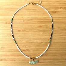 Charger l'image dans la galerie, Collier ras du cou avec chainette de réglage fait de perles de rocaille blanche et sur une partie rocaille noire et blanche avec un pendentif animal représentant un renard en jade.