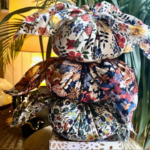 Charger l'image dans la galerie, Trois furoshikis parfumés à l'ambre somptueux dans trois tissus liberty différents