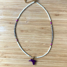 Charger l'image dans la galerie, Collier ras du cou réglable avec des perles de rocaille blanche et une partie de rocaille noire et blanche. Petit pendentif animal oiseau violet.