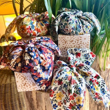 Charger l'image dans la galerie, Quatre Furoshikis parfumés à l'Ambre Somptueux dans quatre tissus Liberty différents