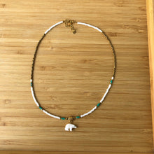 Charger l'image dans la galerie, Collier ras du cou réglable avec des perles de rocaille blanches et hématites dorées.. Petit pendentif animal ours blanc.