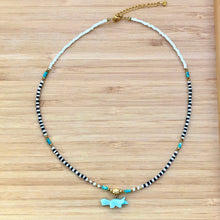 Charger l'image dans la galerie, Collier ras du cou avec chainette de réglage fait de perles de rocaille blanche et sur une partie rocaille noire et blanche avec un pendentif animal représentant un renard en jade.