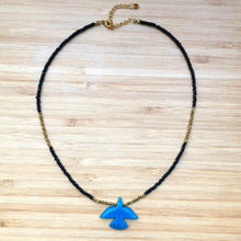 Charger l'image dans la galerie, Collier avec pendentif aigle bleu et petite rocaille noire et petites perles en hématite