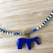 Charger l'image dans la galerie, Gros plan pendentif petit animal pierre semi précieuse représentant un cheval indigo.