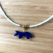 Charger l'image dans la galerie, Gros plan pendentif petit animal pierre semi précieuse représentant un cheval indigo.