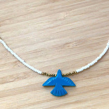 Charger l'image dans la galerie, Gros plan pendentif petit animal pierre semi précieuse représentant un aigle bleu.