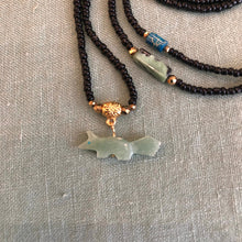 Charger l'image dans la galerie, Gros plan sur le pendentif animal renard jade.