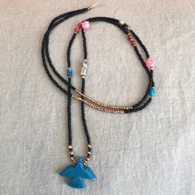 Charger l'image dans la galerie, Sautoir en perles de rocaille noires, perles hématites dorées et petites perles semi précieuses colorées. Pendentif petit animal aigle bleu.