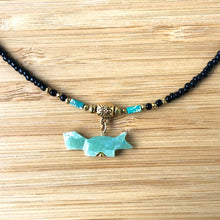 Charger l'image dans la galerie, Gros plan pendentif renard jade et petites perles en hématite dorées et rocaille noire