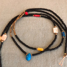 Charger l'image dans la galerie, Détails du sautoir rocaille noire perles hématites dorées, et petites perles colorées.