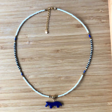Charger l'image dans la galerie, Collier ras du cou réglable avec des perles de rocaille blanche et une partie de rocaille noire et blanche. Petit pendentif animal cheval indigo.