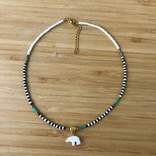 Charger l'image dans la galerie, Collier ras du cou réglable avec des perles de rocaille blanche et une partie de rocaille noire et blanche. Petit pendentif animal ours blanc