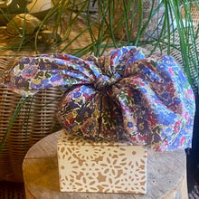 Charger l'image dans la galerie, Furoshiki parfumé à l'Ambre Somptueux dans son tissu Liberty N°36