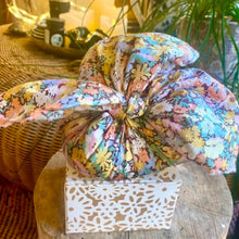 Charger l'image dans la galerie, Furoshiki parfumé à l'Ambre Somptueux dans son tissu Liberty N°38