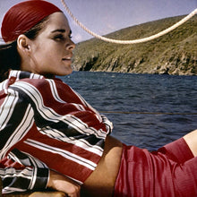 Charger l'image dans la galerie, Modèle femme style année 60 bord de mer avec top rayé rouge blanc et noir et un short rouge, foulard rouge dans les cheveux