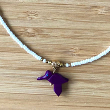Charger l'image dans la galerie, Gros plan pendentif petit animal pierre semi précieuse représentant un oiseau violet.
