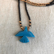 Charger l'image dans la galerie, Gros plan sur le pendentif animal aigle bleu.