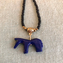 Charger l'image dans la galerie, Gros plan sur le pendentif animal cheval indigo.