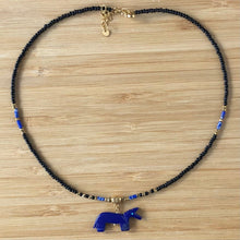Charger l'image dans la galerie, Collier avec pendentif cheval indigo et petite rocaille noire et petites perles en hématite