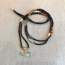 Charger l'image dans la galerie, SAUTOIR ANIMAL ROCAILLE NOIRE