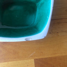 Charger l'image dans la galerie, Détail accroc sur un coin d'un plateau apéro en céramique vintage