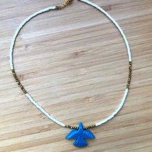 Charger l'image dans la galerie, Collier ras du cou réglable avec des perles de rocaille blanche et hématites. Petit pendentif animal Aigle bleu