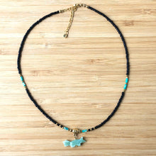 Charger l'image dans la galerie, Collier avec pendentif renard jade et petite rocaille noire et petites perles en hématite
