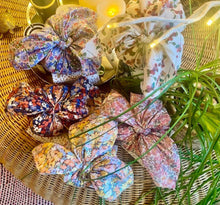 Charger l'image dans la galerie, Cinq Furoshikis parfumés à l'Ambre Somptueux dans cinq tissus Liberty différents