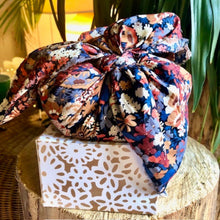 Charger l'image dans la galerie, Furoshiki parfumé à l'Ambre Somptueux dans son tissu Liberty N°19