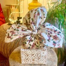 Charger l'image dans la galerie, Furoshiki parfumé à l'Ambre Somptueux dans son tissu Liberty N°41