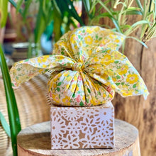 Charger l'image dans la galerie, Furoshiki parfumé à l'Ambre Somptueux dans son tissu Liberty N°33