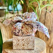 Charger l'image dans la galerie, Furoshiki parfumé à l'Ambre Somptueux dans son tissu Liberty N°34