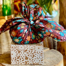 Charger l'image dans la galerie, Furoshiki parfumé à l'Ambre Somptueux dans son tissu Liberty N°29