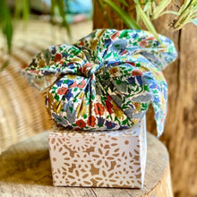 Charger l'image dans la galerie, Furoshiki parfumé à l'Ambre Somptueux dans son tissu Liberty N°31