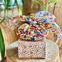 Charger l'image dans la galerie, Furoshiki parfumé à l'Ambre Somptueux dans son tissu Liberty N°32