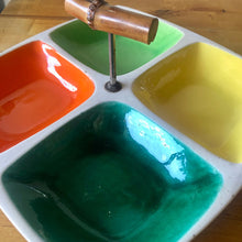 Charger l'image dans la galerie, gros plan plateau apéro carré vintage en céramique avec quatre compartiments couleurs, jaune, vert foncé, vert clair et orange et manche en bois