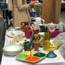 Charger l'image dans la galerie, composition du plateau en céramique sixties au milieu d'autres objets de brocante, exposition dans la rue
