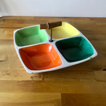 Charger l'image dans la galerie, plateau apéro carré vintage en céramique avec quatre compartiments couleurs, jaune, vert foncé, vert clair et orange et manche en bois
