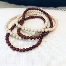 Charger l'image dans la galerie, bracelet pierre blanche et jaspe rouge mélangés sur coussin tissé blanc