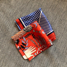 Charger l'image dans la galerie, 2 petits carrés de soie dessins naïfs ou vichy bleu pliés sur un coussin chiné gris
