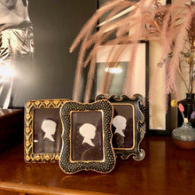 Charger l'image dans la galerie, 3 cadres photos rococo or et bois sur un buffet teck marron