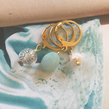 Charger l'image dans la galerie, Montage photo de 3 mini boucles bo perles romantiques sur soie bleu ciel et dentelles