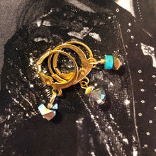 Charger l'image dans la galerie, montage photo de 3 bo mini boucles et perles hématite et bohème sur fond matière glitter